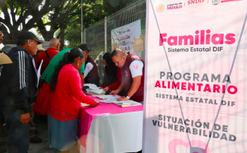 SEDIF entrega de canastas alimentarias a familias de la capital poblana